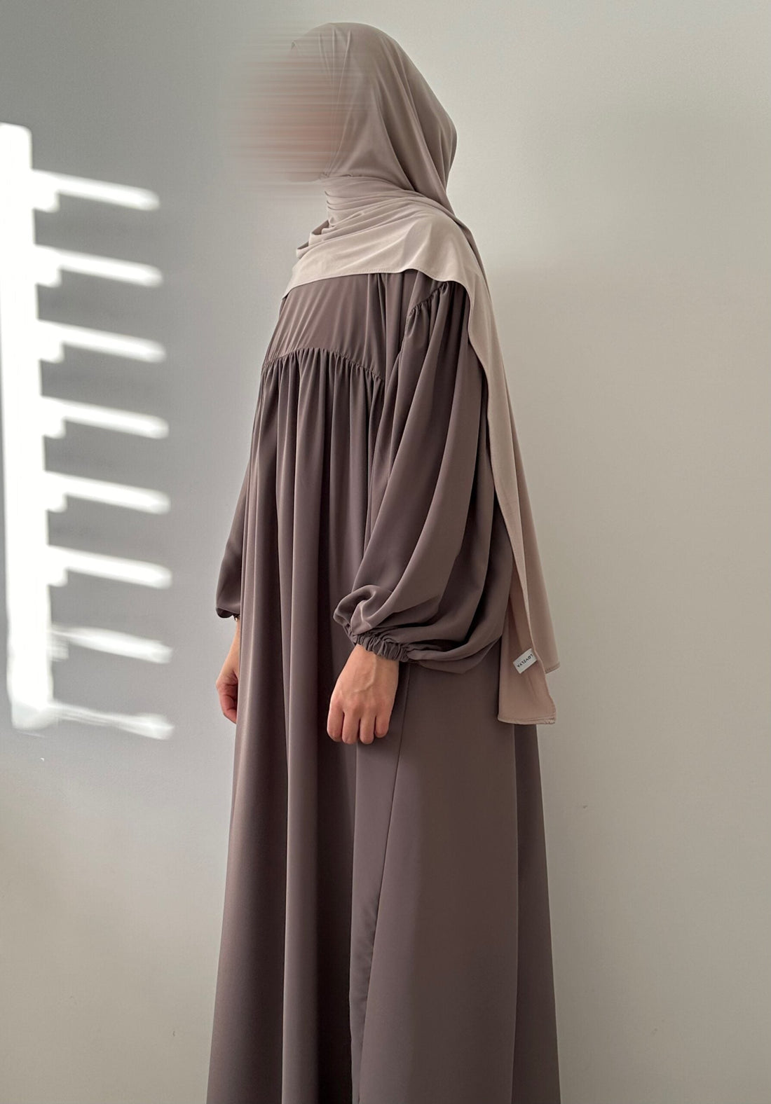 Abaya Rayhana en soie de Medine – Taupe Foncé – Ummahya